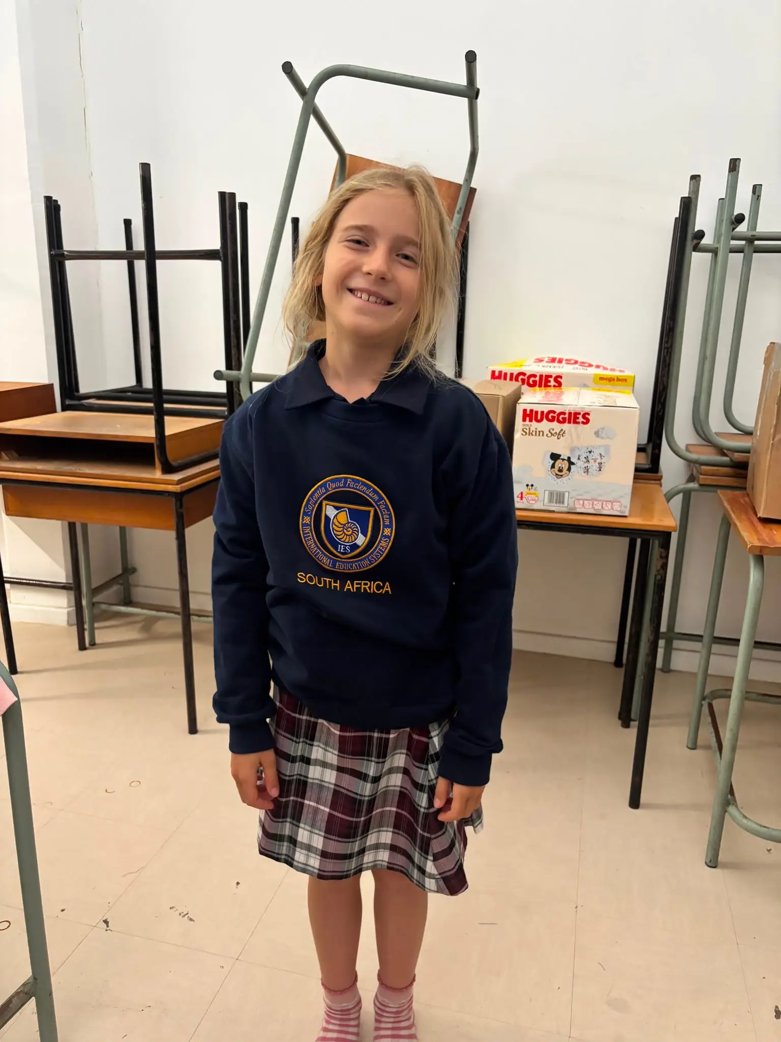 Merle im Klassenzimmer, in Pullover und Rock